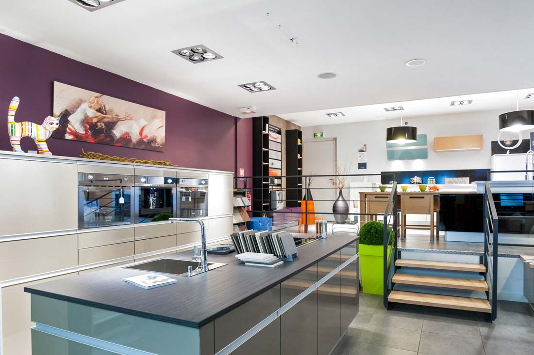 Vue de notre showroom où plusieurs cuisines de styles différents sont visibles